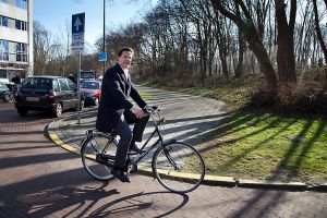 Perdana Menteri Belanda Mark Rutte bersepeda